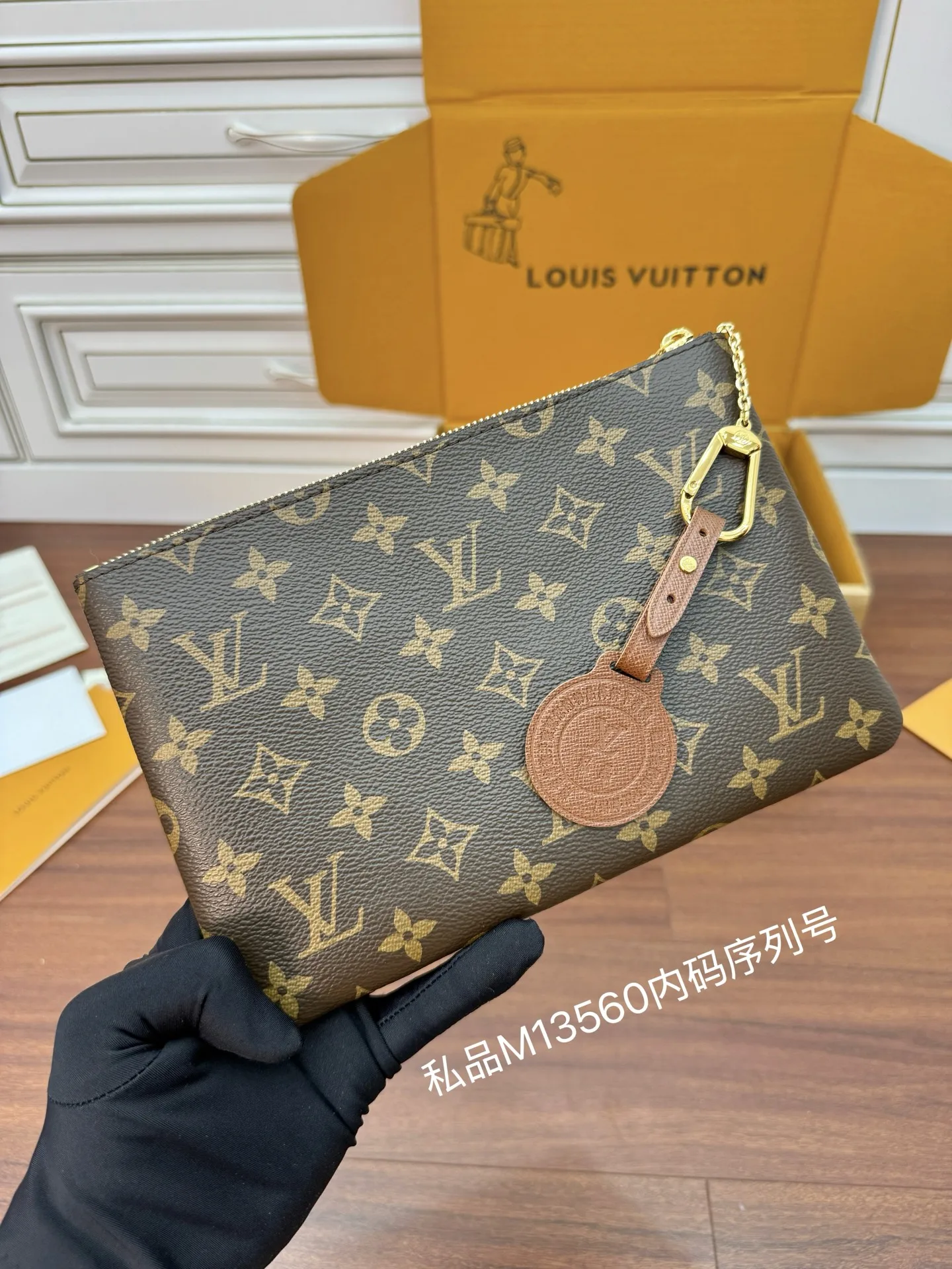 原单LV男包|高仿LV男包|精仿LV男包|一比一LV男包<p>独家私品首发型号 M13560私品 内马序列号  进口菱形面料  品质第九次升级 进口原厂皮 专柜同步 动态电子芯片 礼品袋 保护纸 铜版电子标签 合格证 皮料是正品代工厂意大利A级树膏皮 私品 :所谓的私品 是在于品质 五金 面料 手工 油边 A级出品 拍摄图跟产品一致</p>