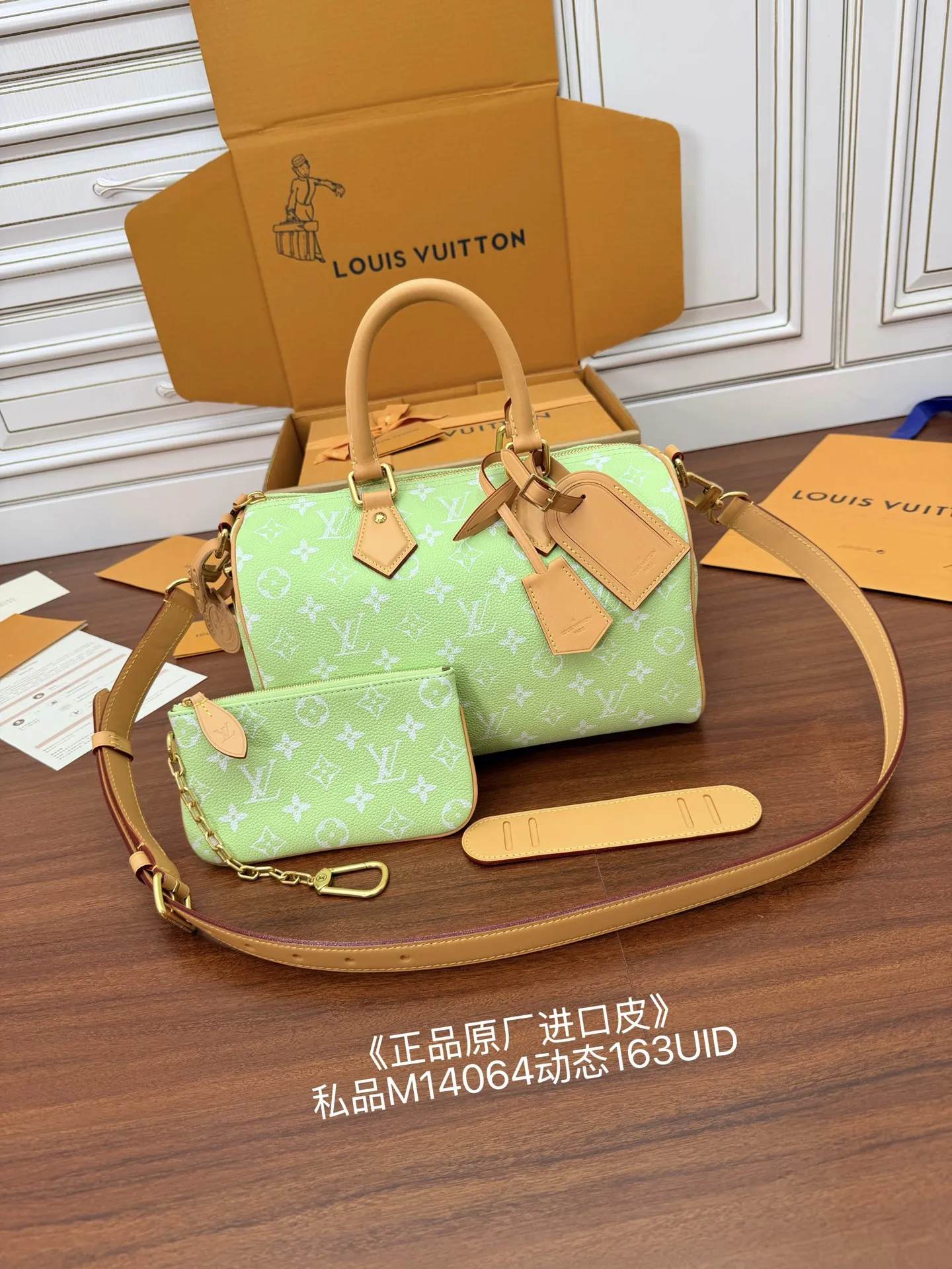 <p>独家(正品原厂进口皮)首发型号 M14064私品30公分  163动态UID    品质和材料第九次再次升级 专柜同步 动态电子芯片 礼品袋 保护纸 铜版电子标签 合格证 皮料是正品代工厂意大利A级树膏皮 私品 是在于品质 五金 面料 手工 油边 是A级出品 拍摄图跟产品一致</p>