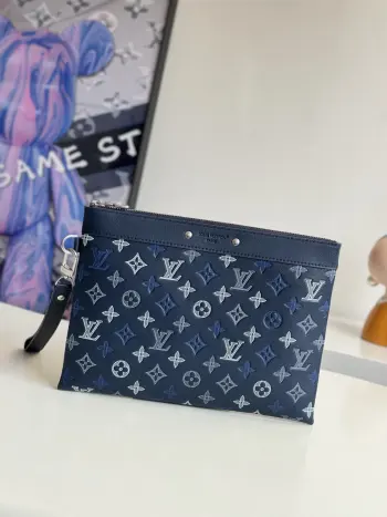 <p>  海外原单M28913独家实拍 本款 Pochette To-Go 手拿包选用 Monogram Shadow 牛皮革 以三重丝印工艺助 Monogram 图案展现个性渐变 搭配工致做旧金属件和皮革细节 系上腕带 解放双手亦可令手拿包轻松随行 尺寸 30×21.5×1cm</p>