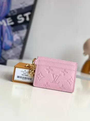 <p>  海外原单M27888独家实拍 這款 Confetti粉紅色的LV Charms卡片套能為個人配飾收藏融入柔美魅力 採用品牌標誌性的Monogram Empreinte皮革製造 綴以金色的Monogram花卉圖案吊飾 設計尺寸小巧 兩側各備兩個外置夾層 中央設有大型隔層 可容納多達五張卡片 尺寸 10×7cm</p>