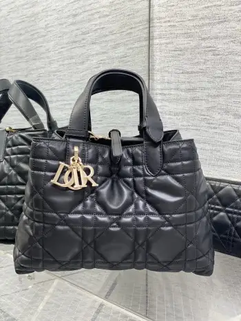 <p>黑色中号<p>全新升级版本 芯片版本内里配羊皮</p><p>带着 Toujours 去旅行 超大菱格的设计 搭配经典的字母配饰 摩登时尚感十足 包身结构十分柔软 小牛皮材质高级感满满 别具一格的扣饰扣合时侧面可折叠 容量非常nice 还贴心的配有一枚内袋 方便收納小物品哦</p><p>size:28.5*19*21cm </p>