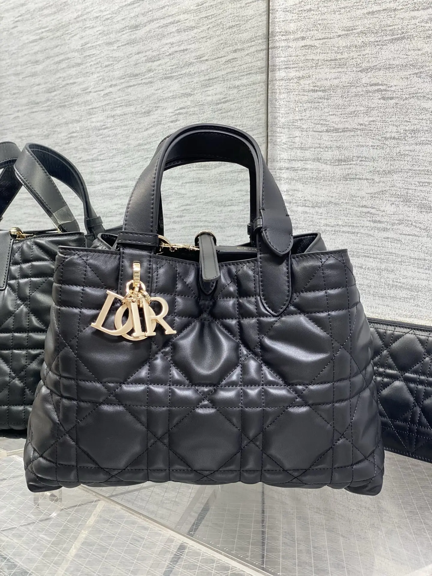 <p>黑色中号<p>全新升级版本 芯片版本内里配羊皮</p><p>带着 Toujours 去旅行 超大菱格的设计 搭配经典的字母配饰 摩登时尚感十足 包身结构十分柔软 小牛皮材质高级感满满 别具一格的扣饰扣合时侧面可折叠 容量非常nice 还贴心的配有一枚内袋 方便收納小物品哦</p><p>size:28.5*19*21cm </p>