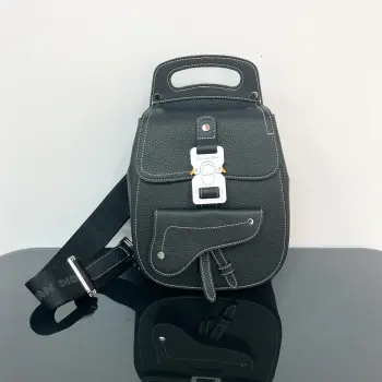 <p>新品miniGallop单肩包</p><p>采用柔软细腻荔枝纹牛皮</p><p>金属铝扣开合</p><p>正面翻盖延续标志性的马鞍轮廓</p><p>内部空间极大很实用</p><p>包身整体有种高级感和贵族气息</p><p>上身后更加彰显休闲帅气潇洒的风格</p><p>时髦方便又日常的一款包包</p><p>尺寸 19x27.5x11.5厘米</p>