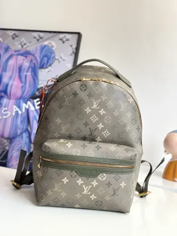 <p> 163c动态芯片   海外原单M29769独家实拍 本款 Discovery PM 双肩包结合 Monogram Surplus 涂层帆布和皮革饰边 搭配皮革姓名牌 在迷彩世界中讲述功能设计之美 设有拉链前袋 衬垫内袋可容纳 14 寸笔记本电脑 贴袋可放置手机 夹或钥匙 尺寸 40×30×20cm</p>