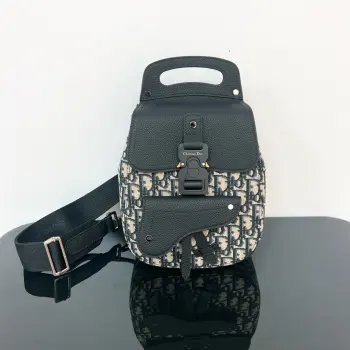 <p>新品miniGallop单肩包</p><p>Oblique图花纹简直是时尚的弄潮儿</p><p>金属铝扣开合</p><p>正面翻盖延续标志性的马鞍轮廓</p><p>内部空间极大很实用</p><p>包身整体有种高级感和贵族气息</p><p>上身后更加彰显休闲帅气潇洒的风格</p><p>时髦方便又日常的一款包包</p><p>尺寸 19x27.5x11.5厘米</p>