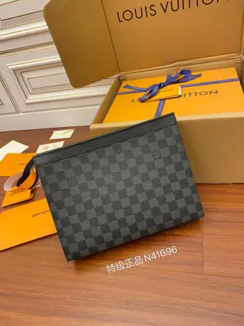 <p>独家163首发型号 N41696私品 163动态UID  进口菱形面料  品质第九次升级 进口原厂皮 专柜同步 动态电子芯片 礼品袋 保护纸 铜版电子标签 合格证 皮料是正品代工厂意大利A级树膏皮 私品 :所谓的私品 是在于品质 五金 面料 手工 油边 A级出品 拍摄图跟产品一致</p>