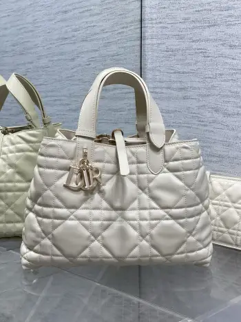 <p>象牙白中号<p>全新升级版本 芯片版本内里配羊皮</p><p>带着 Toujours 去旅行 超大菱格的设计 搭配经典的字母配饰 摩登时尚感十足 包身结构十分柔软 小牛皮材质高级感满满 别具一格的扣饰扣合时侧面可折叠 容量非常nice 还贴心的配有一枚内袋 方便收納小物品哦</p><p>size:28.5*19*21cm </p>