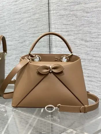 <p>Dior2026最新蝴蝶结手提包 把 蝴蝶结 焊在系列里.蝴蝶结也不再是小女生的甜腻感 新设计的轮廓与造型 配色 丰富 适配多人  甜酷平衡得刚好 0737</p><p>Size 28*18*8</p>