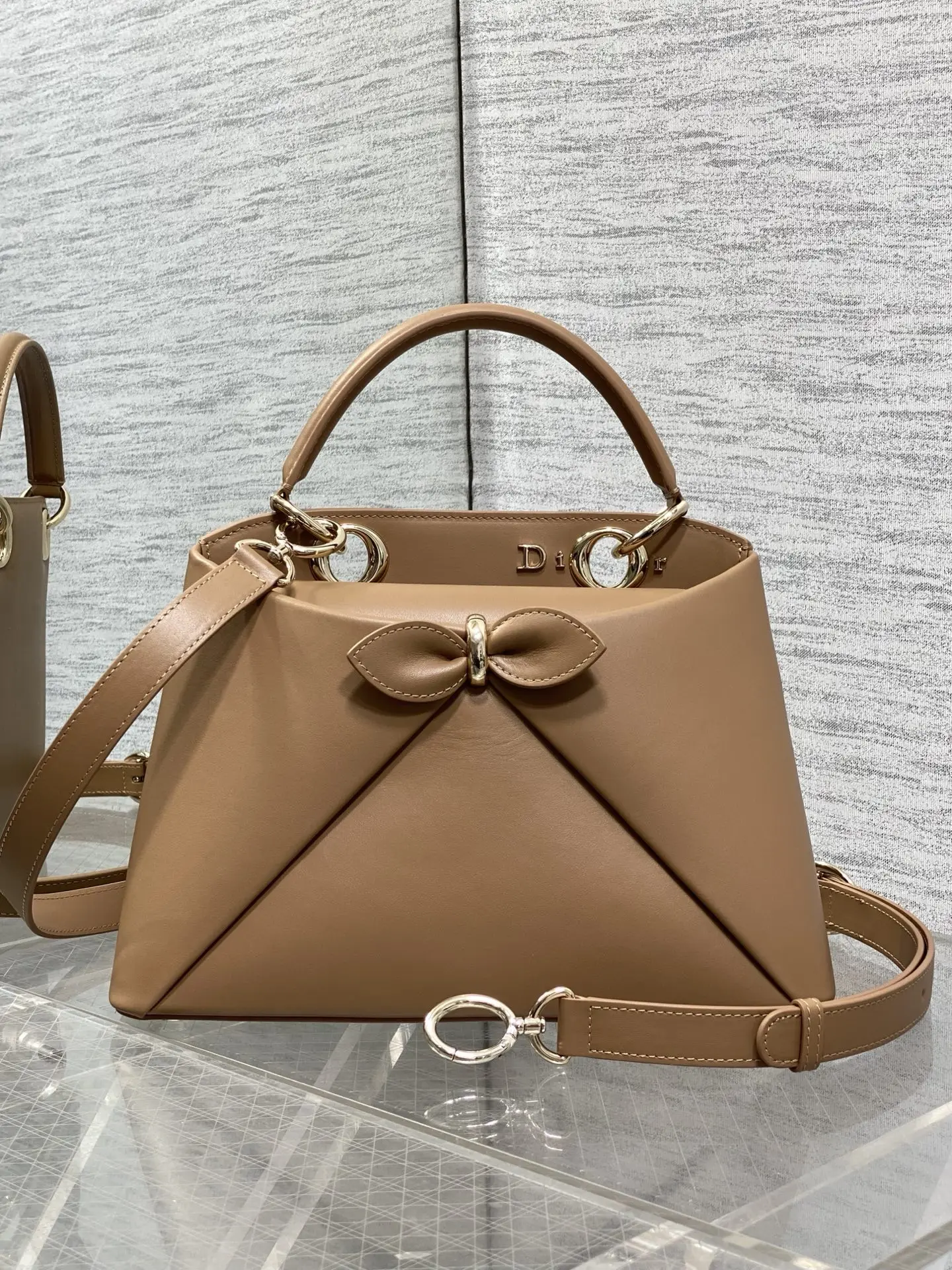 <p>Dior2026最新蝴蝶结手提包 把 蝴蝶结 焊在系列里.蝴蝶结也不再是小女生的甜腻感 新设计的轮廓与造型 配色 丰富 适配多人 甜酷平衡得刚好 0737</p><p>Size 28*18*8</p>