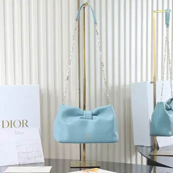 <p> 原厂级 小号 蓝色云朵包</p><p>Dior-LAMBSKIN 2026春夏新款LAMBSKIN链条包 全新的包形 羊皮革的质感 优雅大气 款式实用 可收纳各种日常用品 是日装和晚装的理想良伴 可拆卸链条以蝴蝶结点缀更显致 可手提或斜挎</p><p>Size 26*16*10cm</p><p>型号 0715</p>