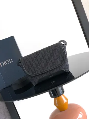 <p> 这款 Dior Jett 信使包由乔纳森 安德森 (Jonathan Anderson) 为其 Dior 首秀系列打造 搭配翻盖 彰显非常实用的原创设计 采用黑色 Oblique 印花面料等材质精心制作 搭配复古金色饰面铜合金 CD 搭扣提升格调 彰显复古美感 </p><p>尺寸 20 x 15 x 7.5 厘米</p><p>编号: 2DBCA627YUS</p>