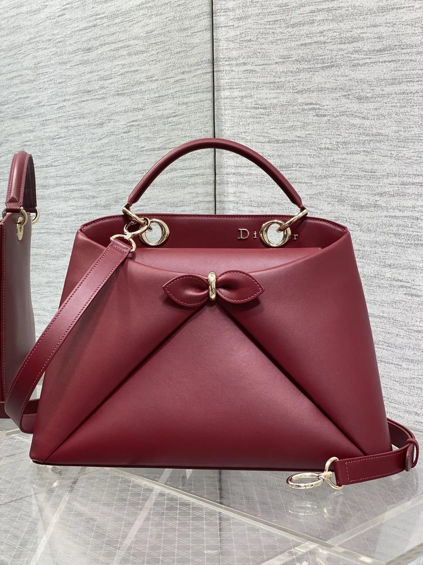 <p>Dior2026最新蝴蝶结手提包 把 蝴蝶结 焊在系列里.蝴蝶结也不再是小女生的甜腻感 新设计的轮廓与造型 配色 丰富 适配多人  甜酷平衡得刚好 0738</p><p>Size 33.5*23*10.5cm</p>
