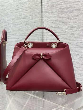 <p>Dior2026最新蝴蝶结手提包 把 蝴蝶结 焊在系列里.蝴蝶结也不再是小女生的甜腻感 新设计的轮廓与造型 配色 丰富 适配多人  甜酷平衡得刚好 0738</p><p>Size 33.5*23*10.5cm</p>