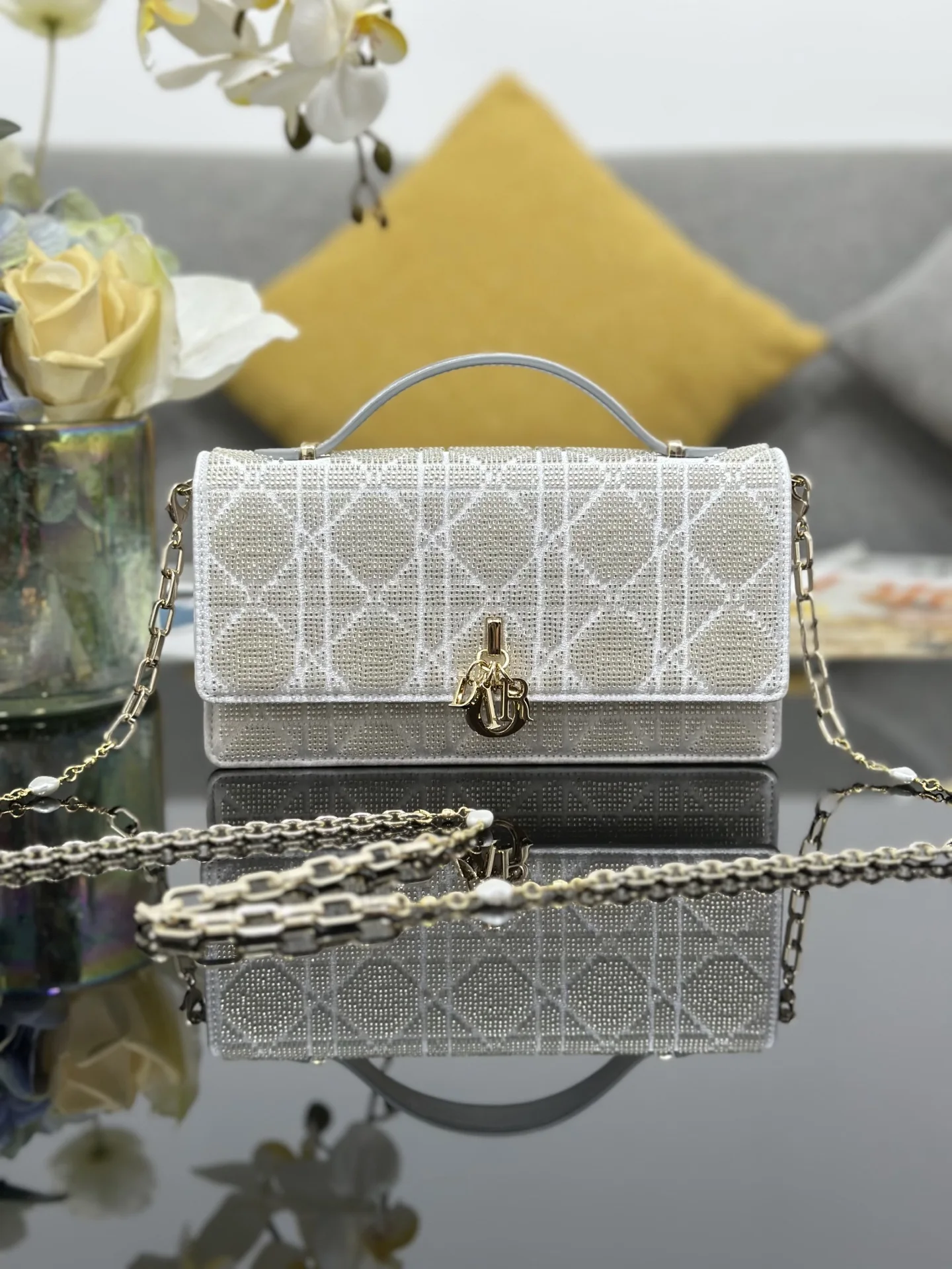 <p>Miss Dior 刺绣珠管银色 链条包系列的新品 优雅实用 采用缎面精心制作 饰以流星缉面线 翻盖点缀以 D.I.O.R. 吊饰 两个隔层和拉链手拿包可收纳各种日常用品 可与日常或晚装造型搭配使用 经典的顶部手柄设计 搭配可拆卸链条肩带 可手提 肩背或斜挎 尺寸 21 x 11.5 x 4 厘米 型号M0997</p>