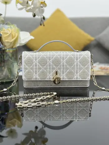 <p>Miss Dior 刺绣珠管银色 链条包系列的新品 优雅实用 采用缎面精心制作 饰以流星缉面线 翻盖点缀以 D.I.O.R. 吊饰 两个隔层和拉链手拿包可收纳各种日常用品 可与日常或晚装造型搭配使用 经典的顶部手柄设计 搭配可拆卸链条肩带 可手提 肩背或斜挎 尺寸 21 x 11.5 x 4 厘米 型号M0997</p>