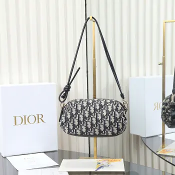 <p> 原厂级 饺子包</p><p>这款Dior Bow手拿包致敬Dior传承 彰显Dior的优雅标识和精湛工艺 柔软Oblique印花面料设计 灵感源自Dior Bow手袋的蝴蝶结 可斜挎 肩背或手提 </p><p>主体 棉 牛皮革 科技面料</p><p>里料 棉 亚麻 牛皮革和科技面料拉链开合</p><p>可调节 可拆卸的皮革肩带2个内部卡槽内含防尘袋意大利制造</p><p>尺寸 20×11×8cm</p><p>型号 3900</p>