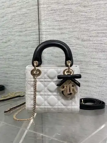 <p>现货<p>Classic Lady最新三格黑拼白蝴蝶结钻石扣戴妃包 人手一个必备的三格小包 迷人优雅又气场十足 斜挎手拎也是女人味十足 经典时尚风格 ins和众多时尚icon都人手一个的美包 别错过哦 </p><p>size 17*7*15cm</p>