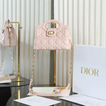 <p> 原厂级 粉色链条手袋</p><p>这款 Dior Jolie Top Handle 迷你链条手袋是二零二六早春成衣系列新品 呈现出优雅精致的设计 采用黑色羊皮革精心制作 饰以藤格纹 翻盖点缀以金色饰面金属 CD 标志和白色树脂珠饰 内设一个隔层 可收纳各种日常用品 搭配双顶部手柄和可调节 可拆卸 CD 链条肩带 肩带由皮革带和 CD 链环组成 饰以白色树脂珠饰 可舒适手提 肩背或斜挎 可与日常或晚装造型搭配 编号: S3123</p>