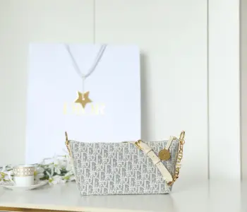 <p>ʚ𝑫𝒊𝒐𝒓𝒔𝒕𝒂𝒓 𝑯𝒐𝒃𝒐ɞ链条手袋 DR-𝟠𝟡</p><p>这款 Diorstar Hobo 链条手袋造型时尚 设计实用 采用蓝色格纹布等材质精心制作 轻盈的棉质牛仔布饰以耐久的酒椰草线刺绣 突显 Oblique 印花 点缀以浅饼干色光滑牛皮革细节 柔软廓形搭配宽大隔层 拉链开合点缀以镌刻有ChristianDior Paris 标志和 Dior 经典星星标识的圆形饰牌提升格调 侧面点缀以精致的CD铆钉 内部设有卡槽 搭配可调节CD链条肩带 并带有皮革带 提升肩背时的舒适度 </p><p>搭配镌刻有Christian Dior Paris 标志和星星的圆形饰牌</p><p>1个隔层1个插袋4个卡槽</p><p>由皮革和金色饰面金属CD链环组成的可调节链条肩带</p><p>尺寸 22x14. 5x10厘米 长x高x宽 </p><p>可收纳1部手机 2个卡夹和太阳眼镜</p><p>肩带长度 68厘米</p><p>肩带顶端至手袋顶端长度 21-27厘米</p><p>重量 290克</p><p>尺寸和重量详情可能因产品材质而有所不同</p>