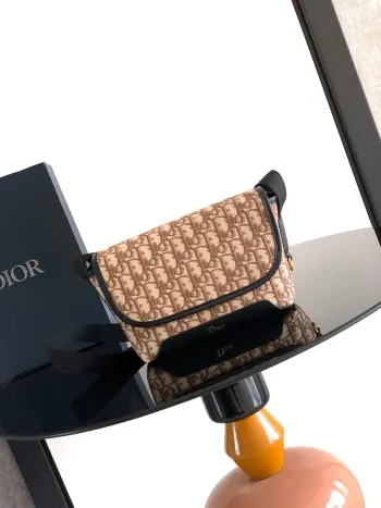 <p> 这款 Dior Jett 信使包由乔纳森 安德森 (Jonathan Anderson) 为其 Dior 首秀系列打造 搭配翻盖 彰显非常实用的原创设计 采用棕色 Oblique 印花面料等材质精心制作 搭配复古金色饰面铜合金 CD 搭扣提升格调 彰显复古美感 </p><p>尺寸 20 x 15 x 7.5 厘米</p><p>编号: 2DBCA627YUS</p>