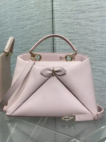 <p>Dior2026最新蝴蝶结手提包 把 蝴蝶结 焊在系列里.蝴蝶结也不再是小女生的甜腻感 新设计的轮廓与造型 配色 丰富 适配多人  甜酷平衡得刚好 0738</p><p>Size 33.5*23*10.5cm</p>