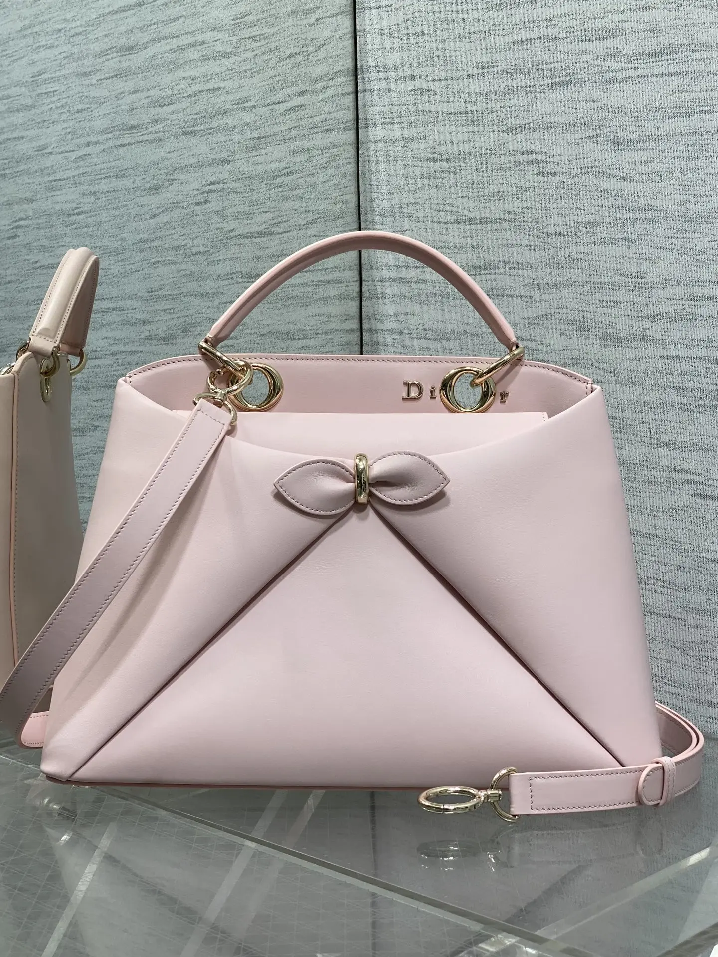 <p>Dior2026最新蝴蝶结手提包 把 蝴蝶结 焊在系列里.蝴蝶结也不再是小女生的甜腻感 新设计的轮廓与造型 配色 丰富 适配多人 甜酷平衡得刚好 0738</p><p>Size 33.5*23*10.5cm</p>