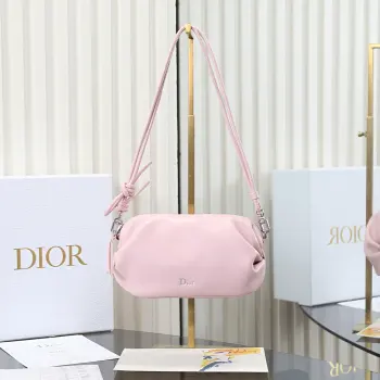 <p> 原厂级 粉色饺子包</p><p>这款Dior Bow手拿包致敬Dior传承 彰显Dior的优雅标识和精湛工艺 柔软Oblique印花面料设计 灵感源自Dior Bow手袋的蝴蝶结 可斜挎 肩背或手提 </p><p>主体 羊皮革</p><p>里料 羊皮革 科技面料 </p><p>可调节 可拆卸的皮革肩带2个内部卡槽内含防尘袋意大利制造</p><p>尺寸 20×11×8cm</p><p>型号 3900</p>