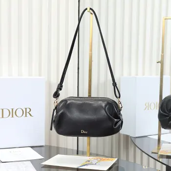 <p> 原厂级 黑色饺子包</p><p>这款Dior Bow手拿包致敬Dior传承 彰显Dior的优雅标识和精湛工艺 柔软Oblique印花面料设计 灵感源自Dior Bow手袋的蝴蝶结 可斜挎 肩背或手提 </p><p>主体 羊皮革</p><p>里料 羊皮革 科技面料 </p><p>可调节 可拆卸的皮革肩带2个内部卡槽内含防尘袋意大利制造</p><p>尺寸 20×11×8cm</p><p>型号 3900</p>