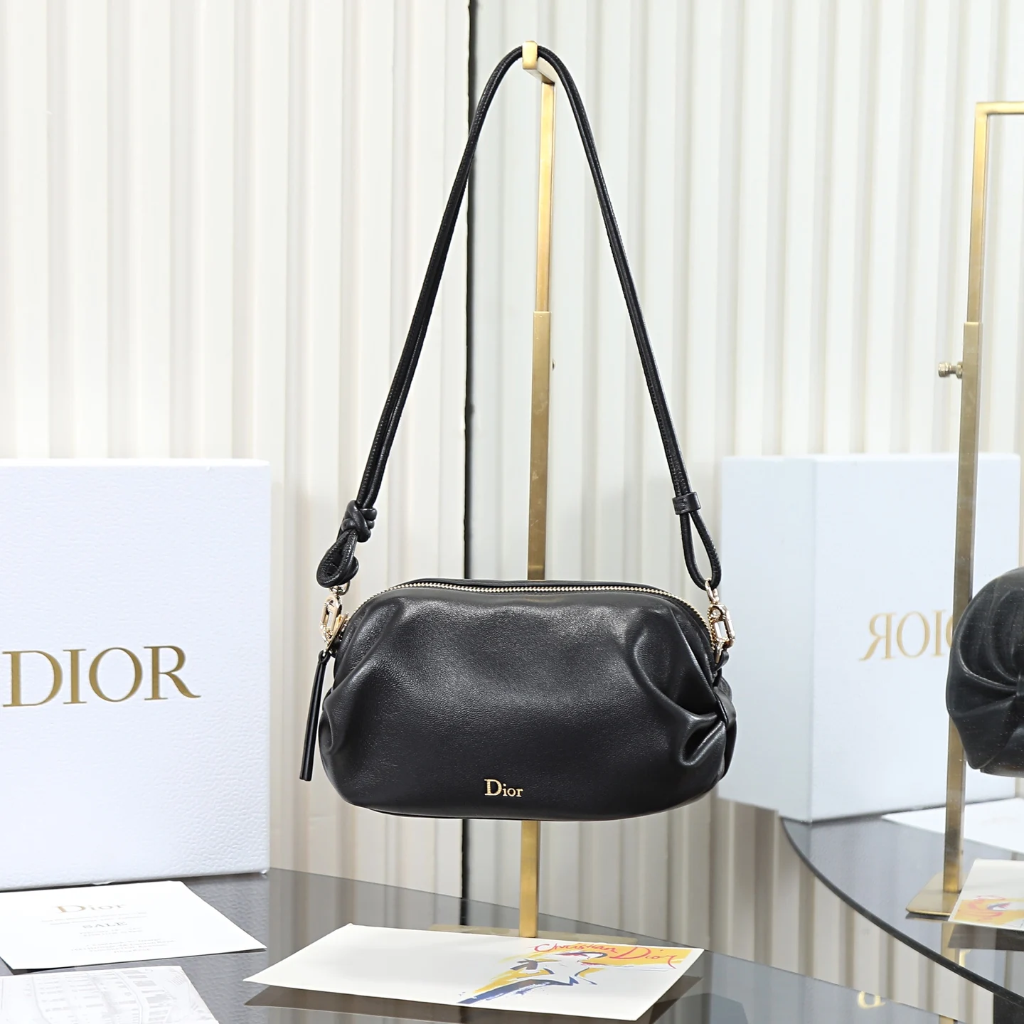 <p> 原厂级 黑色饺子包</p><p>这款Dior Bow手拿包致敬Dior传承 彰显Dior的优雅标识和精湛工艺 柔软Oblique印花面料设计 灵感源自Dior Bow手袋的蝴蝶结 可斜挎 肩背或手提 </p><p>主体 羊皮革</p><p>里料 羊皮革 科技面料 </p><p>可调节 可拆卸的皮革肩带2个内部卡槽内含防尘袋意大利制造</p><p>尺寸 20×11×8cm</p><p>型号 3900</p>