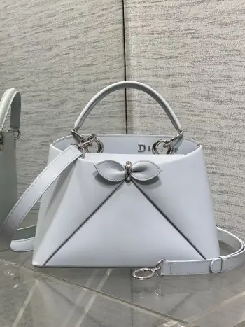 <p>Dior2026最新蝴蝶结手提包 把 蝴蝶结 焊在系列里.蝴蝶结也不再是小女生的甜腻感 新设计的轮廓与造型 配色 丰富 适配多人  甜酷平衡得刚好 0737</p><p>Size 28*18*8</p>