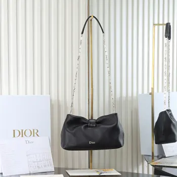 <p> 原厂级 小号 黑色云朵包</p><p>Dior-LAMBSKIN 2026春夏新款LAMBSKIN链条包 全新的包形 羊皮革的质感 优雅大气 款式实用 可收纳各种日常用品 是日装和晚装的理想良伴 可拆卸链条以蝴蝶结点缀更显致 可手提或斜挎</p><p>Size 26*16*10cm</p><p>型号 0715</p>