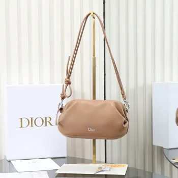<p> 原厂级 驼色饺子包</p><p>这款Dior Bow手拿包致敬Dior传承 彰显Dior的优雅标识和精湛工艺 柔软Oblique印花面料设计 灵感源自Dior Bow手袋的蝴蝶结 可斜挎 肩背或手提 </p><p>主体 羊皮革</p><p>里料 羊皮革 科技面料 </p><p>可调节 可拆卸的皮革肩带2个内部卡槽内含防尘袋意大利制造</p><p>尺寸 20×11×8cm</p><p>型号 3900</p>