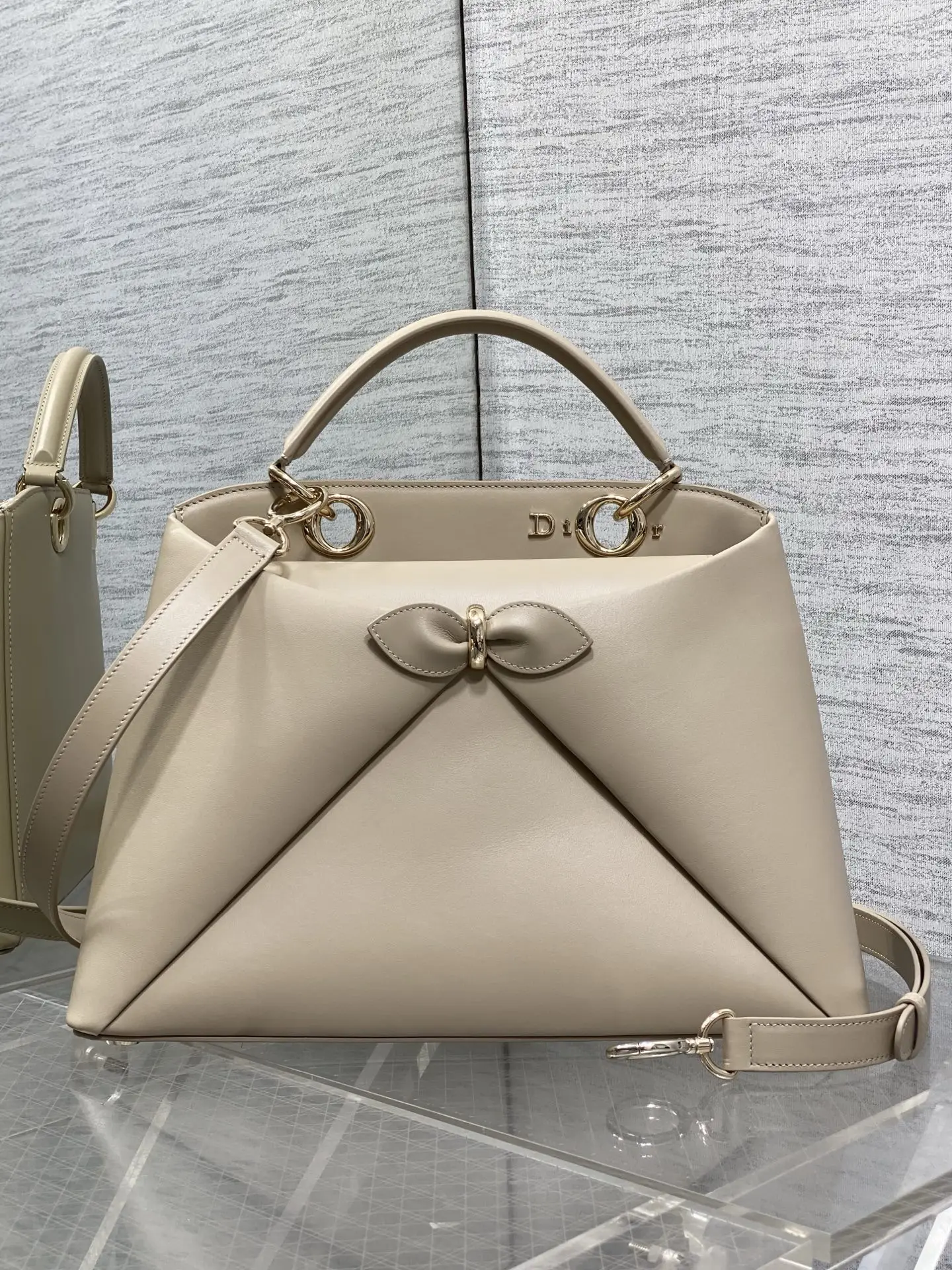 原单迪奥女包|高仿迪奥女包|精仿迪奥女包|一比一迪奥女包<p>Dior2026最新蝴蝶结手提包 把 蝴蝶结 焊在系列里.蝴蝶结也不再是小女生的甜腻感 新设计的轮廓与造型 配色 丰富 适配多人  甜酷平衡得刚好 0738</p><p>Size 33.5*23*10.5cm</p>