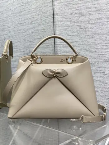<p>Dior2026最新蝴蝶结手提包 把 蝴蝶结 焊在系列里.蝴蝶结也不再是小女生的甜腻感 新设计的轮廓与造型 配色 丰富 适配多人  甜酷平衡得刚好 0738</p><p>Size 33.5*23*10.5cm</p>