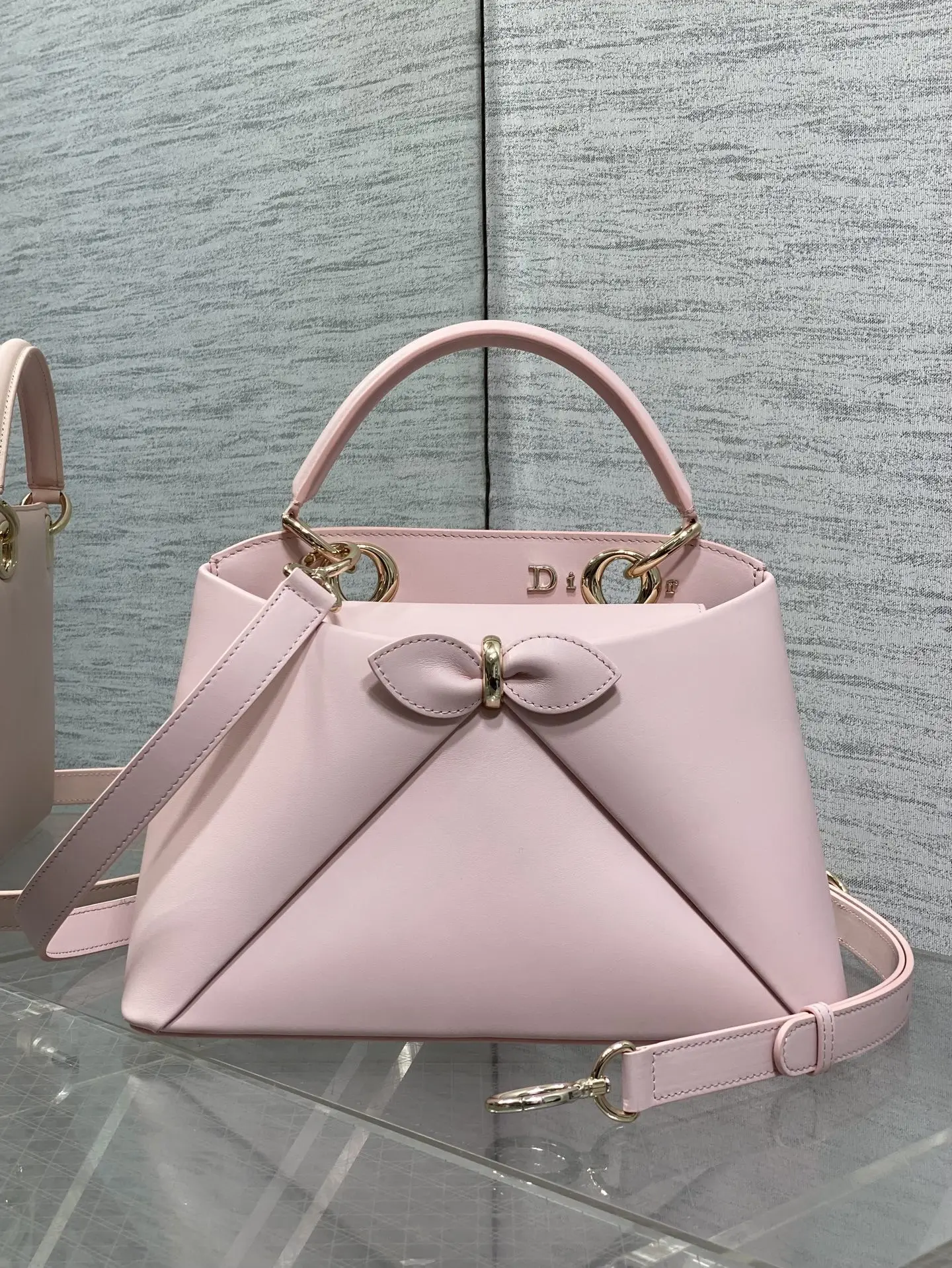原单迪奥女包|高仿迪奥女包|精仿迪奥女包|一比一迪奥女包<p>Dior2026最新蝴蝶结手提包 把 蝴蝶结 焊在系列里.蝴蝶结也不再是小女生的甜腻感 新设计的轮廓与造型 配色 丰富 适配多人  甜酷平衡得刚好 0737</p><p>Size 28*18*8</p>