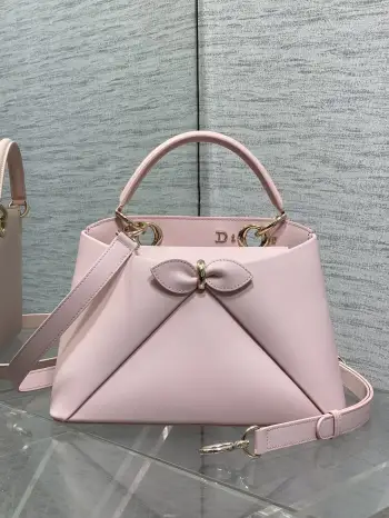 <p>Dior2026最新蝴蝶结手提包 把 蝴蝶结 焊在系列里.蝴蝶结也不再是小女生的甜腻感 新设计的轮廓与造型 配色 丰富 适配多人  甜酷平衡得刚好 0737</p><p>Size 28*18*8</p>