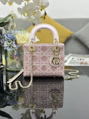 <p>  Lady Dior 三格刺绣水晶粉色 内里配羊筋 采用数万针 面料精心制作 时髦典雅的设计经久不衰 通体饰以同色调珠饰藤格纹图案刺绣 搭配浅金色饰面金属 D.I.O.R. 吊饰 为精美的轮廓增添一分灵动 迷你款式 搭配可拆卸的链条肩带 可手提或斜挎 是晚装的理想伴侣 尺寸 17 x 15 x 7 厘米 型号M0505 独家实物拍摄配送全新包装礼盒 全国统一60 </p>