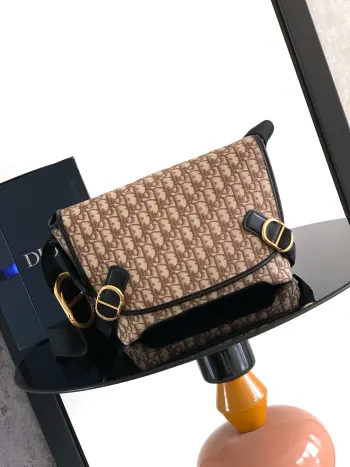 <p> 这款 Dior Jett 翻盖信使包由乔纳森 安德森 (Jonathan Anderson) 为其 Dior 首秀系列打造 彰显非常实用的设计 采用黑色 Oblique 印花面料等材质精心制作 搭配金属覆层金属 CD 搭扣提升格调 彰显经典美感 </p><p>尺寸 27 x 23 x 13 厘米</p><p>编号: 1DBPO458YUS</p>
