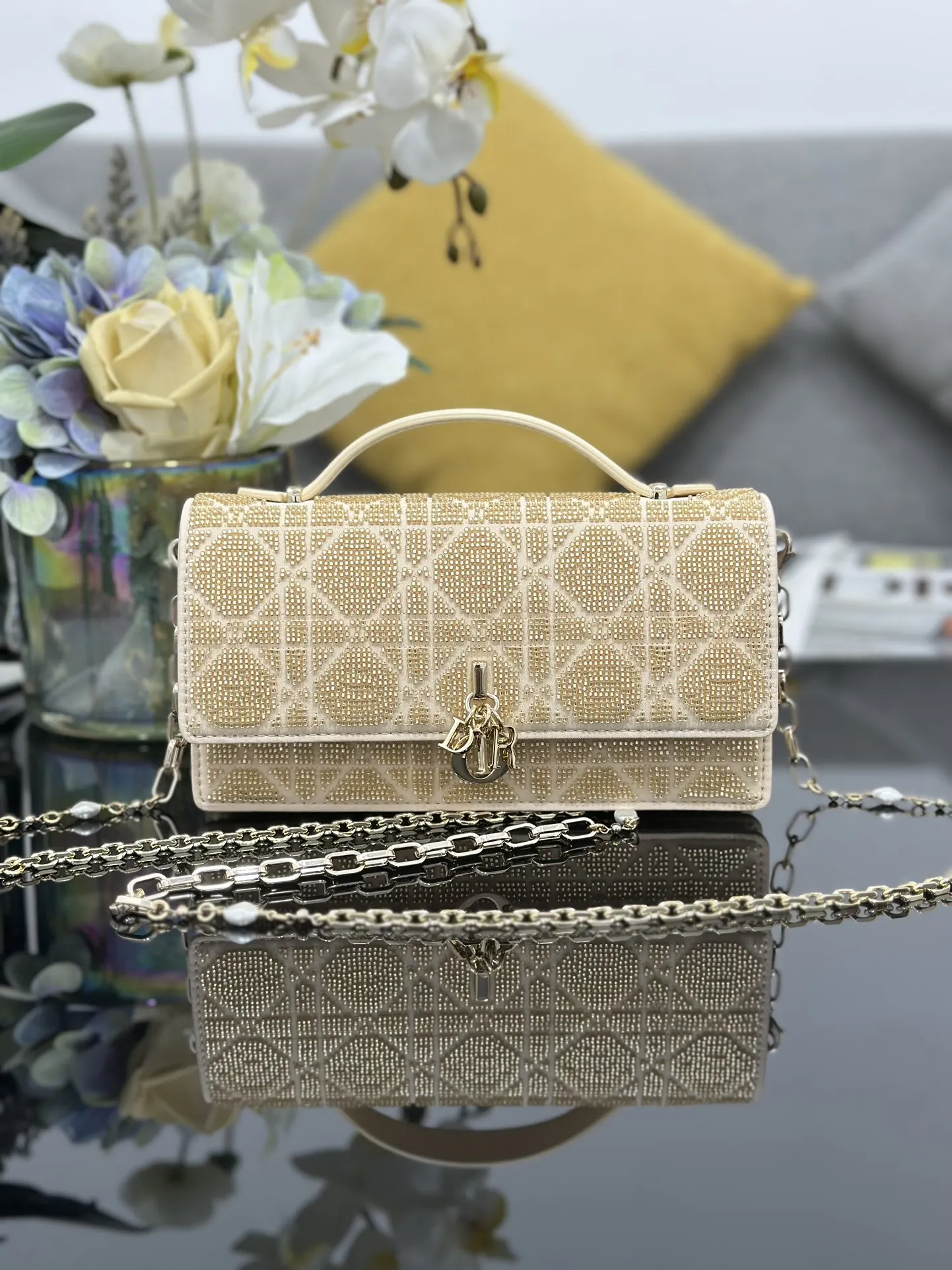 <p>Miss Dior 刺绣珠管金色 链条包系列的新品 优雅实用 采用缎面精心制作 饰以流星缉面线 翻盖点缀以 D.I.O.R. 吊饰 两个隔层和拉链手拿包可收纳各种日常用品 可与日常或晚装造型搭配使用 经典的顶部手柄设计 搭配可拆卸链条肩带 可手提 肩背或斜挎 尺寸 21 x 11.5 x 4 厘米 型号M0997 独家实物拍摄配送全新包装礼盒 全国统一30 </p>