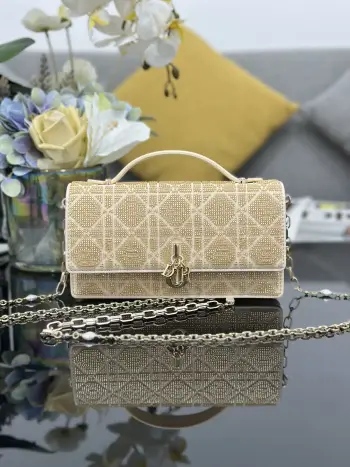 <p>Miss Dior 刺绣珠管金色 链条包系列的新品 优雅实用 采用缎面精心制作 饰以流星缉面线 翻盖点缀以 D.I.O.R. 吊饰 两个隔层和拉链手拿包可收纳各种日常用品 可与日常或晚装造型搭配使用 经典的顶部手柄设计 搭配可拆卸链条肩带 可手提 肩背或斜挎 尺寸 21 x 11.5 x 4 厘米 型号M0997 独家实物拍摄配送全新包装礼盒 全国统一30 </p>