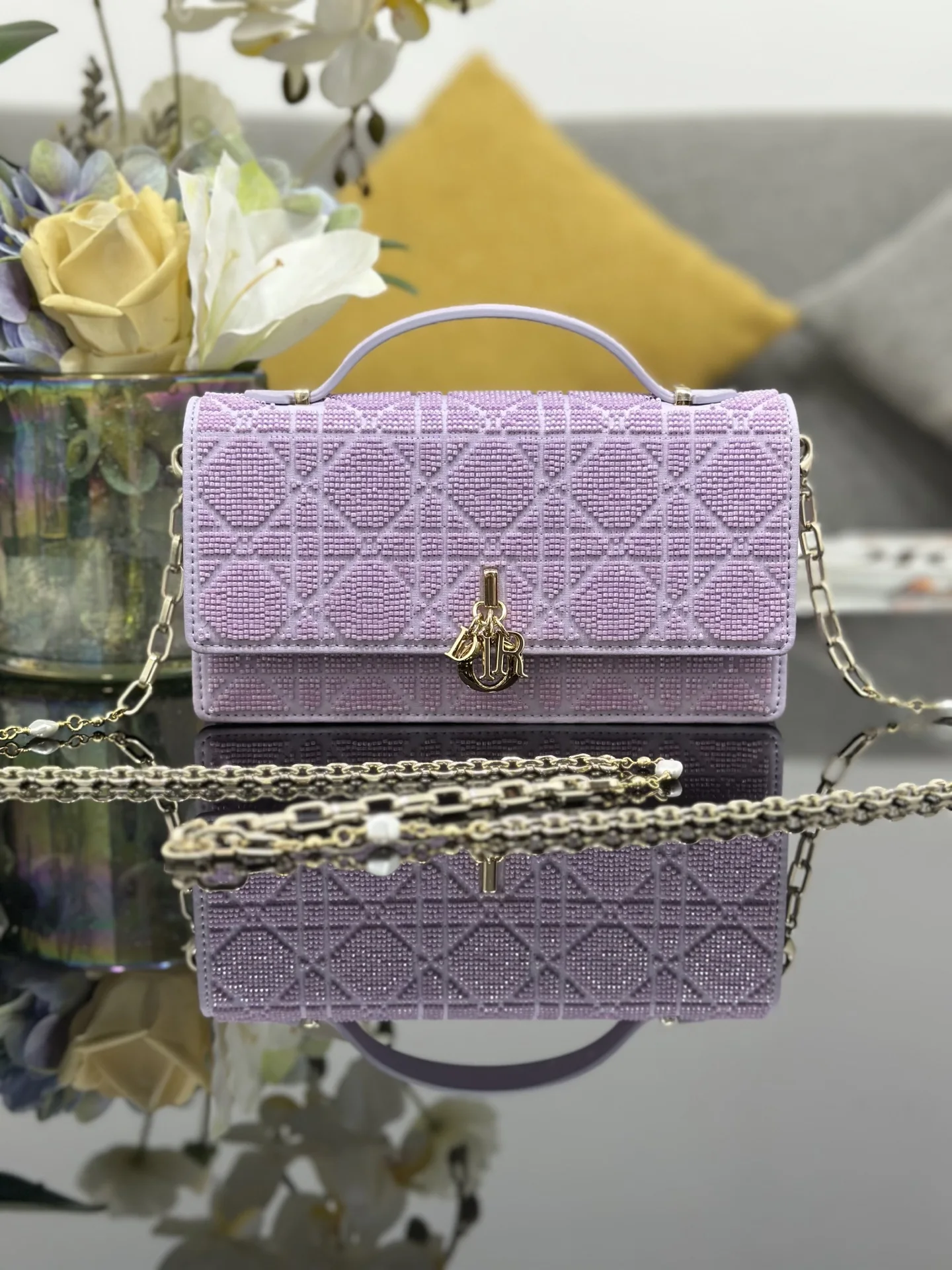 <p>Miss Dior 刺绣珠管浅紫 链条包系列的新品 优雅实用 采用缎面精心制作 饰以流星缉面线 翻盖点缀以 D.I.O.R. 吊饰 两个隔层和拉链手拿包可收纳各种日常用品 可与日常或晚装造型搭配使用 经典的顶部手柄设计 搭配可拆卸链条肩带 可手提 肩背或斜挎 尺寸 21 x 11.5 x 4 厘米 型号M0997</p>