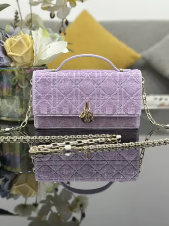 <p>Miss Dior 刺绣珠管浅紫 链条包系列的新品 优雅实用 采用缎面精心制作 饰以流星缉面线 翻盖点缀以 D.I.O.R. 吊饰 两个隔层和拉链手拿包可收纳各种日常用品 可与日常或晚装造型搭配使用 经典的顶部手柄设计 搭配可拆卸链条肩带 可手提 肩背或斜挎 尺寸 21 x 11.5 x 4 厘米 型号M0997</p>
