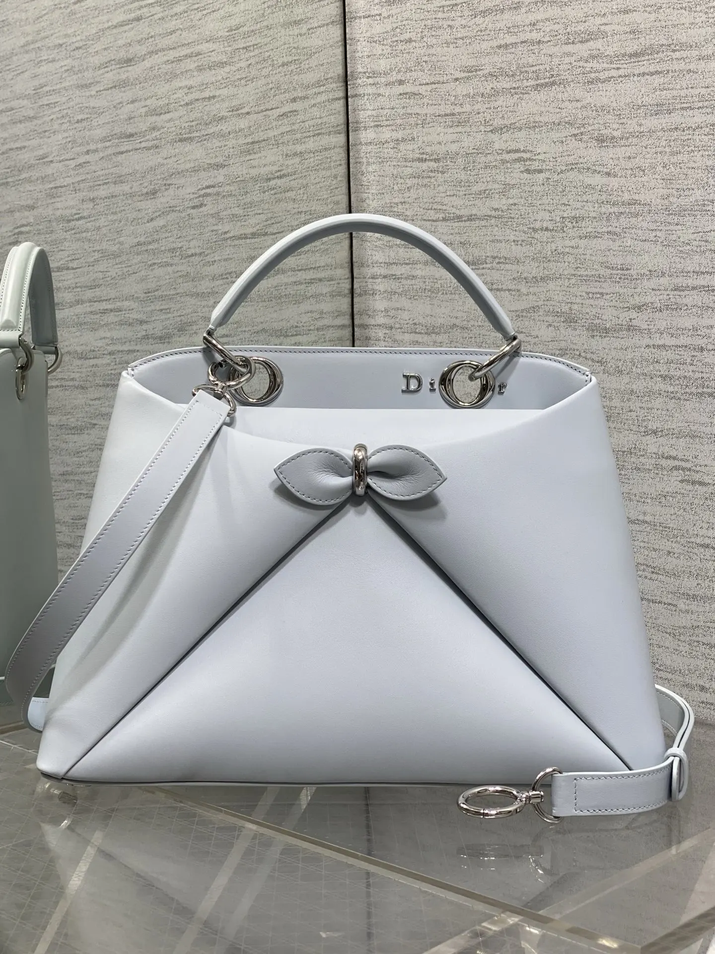 <p>Dior2026最新蝴蝶结手提包 把 蝴蝶结 焊在系列里.蝴蝶结也不再是小女生的甜腻感 新设计的轮廓与造型 配色 丰富 适配多人  甜酷平衡得刚好 0738</p><p>Size 33.5*23*10.5cm</p>