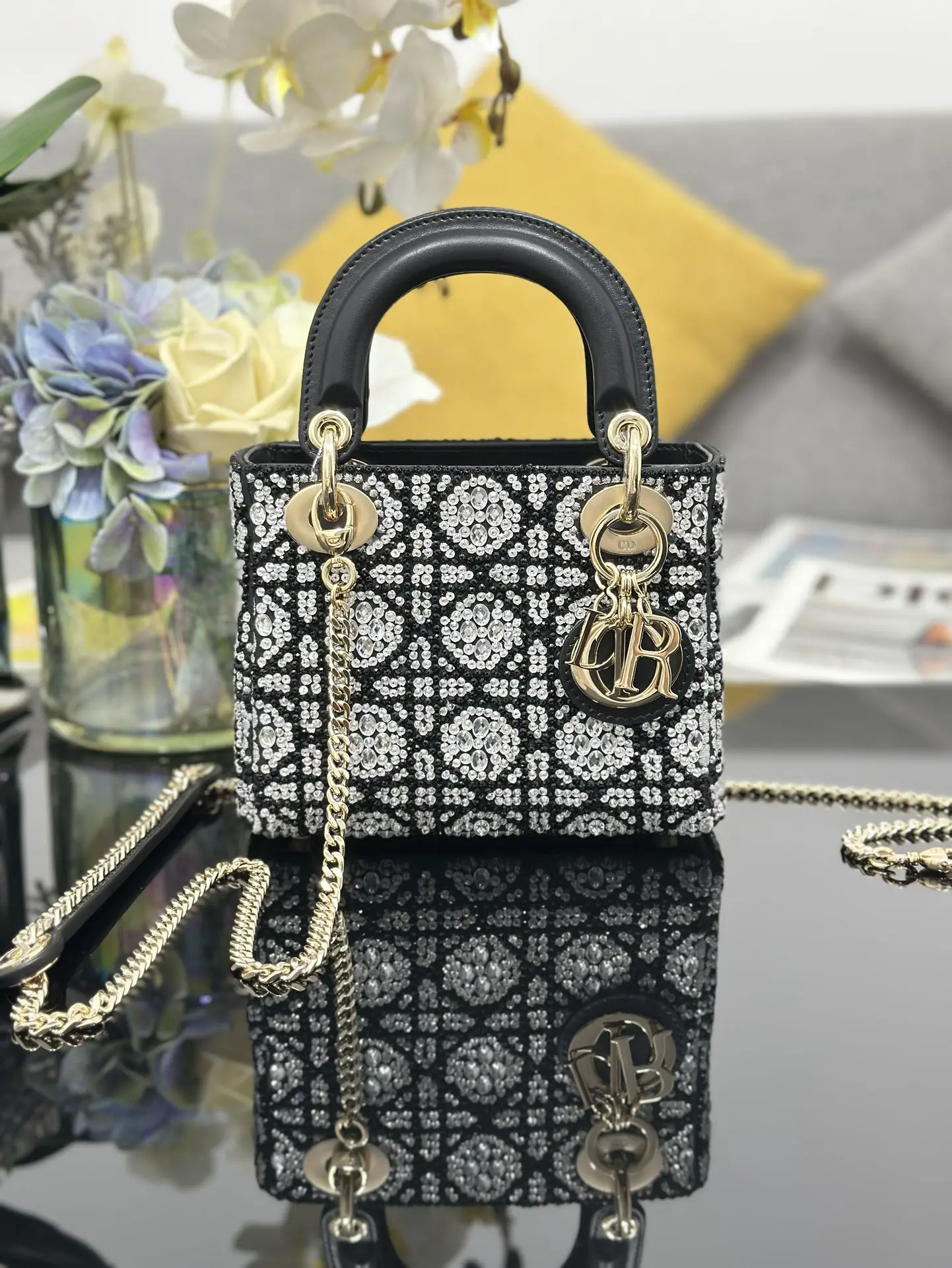 <p>  Lady Dior 三格刺绣水晶黑色 内里配羊筋 采用数万针 面料精心制作 时髦典雅的设计经久不衰 通体饰以同色调珠饰藤格纹图案刺绣 搭配浅金色饰面金属 D.I.O.R. 吊饰 为精美的轮廓增添一分灵动 迷你款式 搭配可拆卸的链条肩带 可手提或斜挎 是晚装的理想伴侣 尺寸 17 x 15 x 7 厘米 型号M0505 独家实物拍摄配送全新包装礼盒 全国统一60 </p>