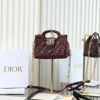 <p> 原厂级 酒红色链条手袋</p><p>这款 Dior Jolie Top Handle 迷你链条手袋是二零二六早春成衣系列新品 呈现出优雅精致的设计 采用黑色羊皮革精心制作 饰以藤格纹 翻盖点缀以金色饰面金属 CD 标志和白色树脂珠饰 内设一个隔层 可收纳各种日常用品 搭配双顶部手柄和可调节 可拆卸 CD 链条肩带 肩带由皮革带和 CD 链环组成 饰以白色树脂珠饰 可舒适手提 肩背或斜挎 可与日常或晚装造型搭配 编号: S3123</p>