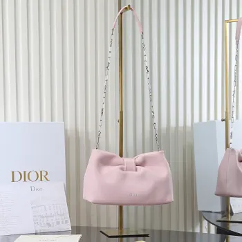 <p> 原厂级 小号 粉色云朵包</p><p>Dior-LAMBSKIN 2026春夏新款LAMBSKIN链条包 全新的包形 羊皮革的质感 优雅大气 款式实用 可收纳各种日常用品 是日装和晚装的理想良伴 可拆卸链条以蝴蝶结点缀更显致 可手提或斜挎</p><p>Size 26*16*10cm</p><p>型号 0715</p>