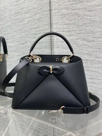 <p>Dior2026最新蝴蝶结手提包 把 蝴蝶结 焊在系列里.蝴蝶结也不再是小女生的甜腻感 新设计的轮廓与造型 配色 丰富 适配多人  甜酷平衡得刚好 0737</p><p>Size 28*18*8</p>