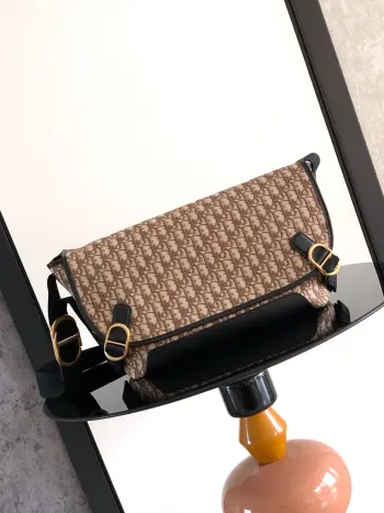 <p> 这款 Dior Jett 信使包由乔纳森 安德森 (Jonathan Anderson) 为其 Dior 首秀系列打造 搭配翻盖 彰显非常实用的设计 采用以棕色焕新演绎的 Oblique 印花面料等材质精心制作 饰以复古金色饰面金属 CD 搭扣提升格调 彰显复古美学 </p><p>尺寸 48 x 25 x 19 厘米</p><p>编号: 1DBME210YUS</p>