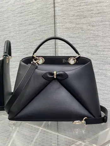 <p>Dior2026最新蝴蝶结手提包 把 蝴蝶结 焊在系列里.蝴蝶结也不再是小女生的甜腻感 新设计的轮廓与造型 配色 丰富 适配多人  甜酷平衡得刚好 0738</p><p>Size 33.5*23*10.5cm</p>