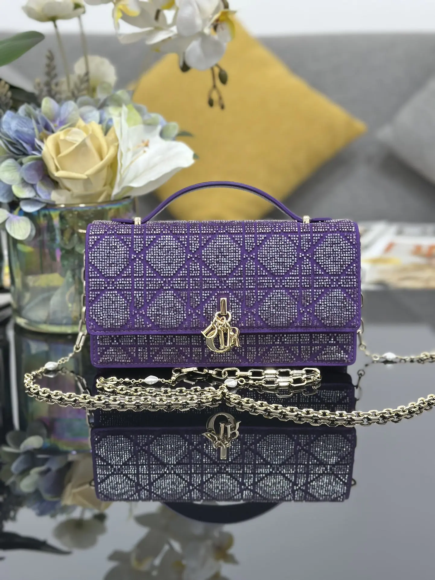 <p>Miss Dior 刺绣珠管紫色 链条包系列的新品 优雅实用 采用缎面精心制作 饰以流星缉面线 翻盖点缀以 D.I.O.R. 吊饰 两个隔层和拉链手拿包可收纳各种日常用品 可与日常或晚装造型搭配使用 经典的顶部手柄设计 搭配可拆卸链条肩带 可手提 肩背或斜挎 尺寸 21 x 11.5 x 4 厘米 型号M0997</p>